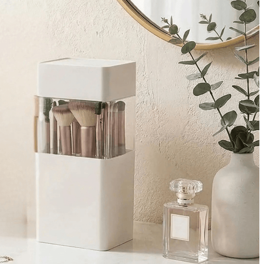 pot pinceaux maquillage blanc plastique sur bureau avec pinceaux