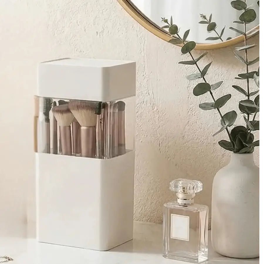 pot pinceaux maquillage blanc plastique sur bureau avec pinceaux