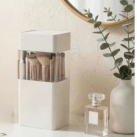 pot pinceaux maquillage blanc plastique sur bureau avec pinceaux