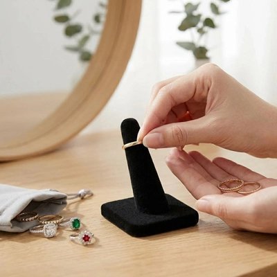 présentoir à bagues noir sur un bureau