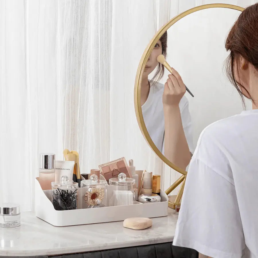 rangement maquillage salle de bain sur bureau coiffeuse