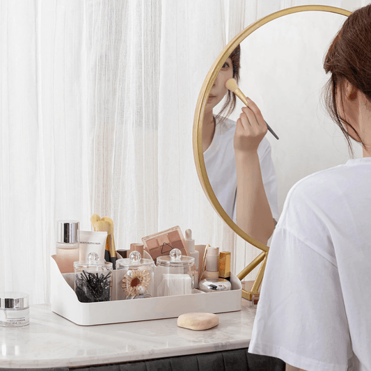 rangement maquillage salle de bain sur bureau coiffeuse