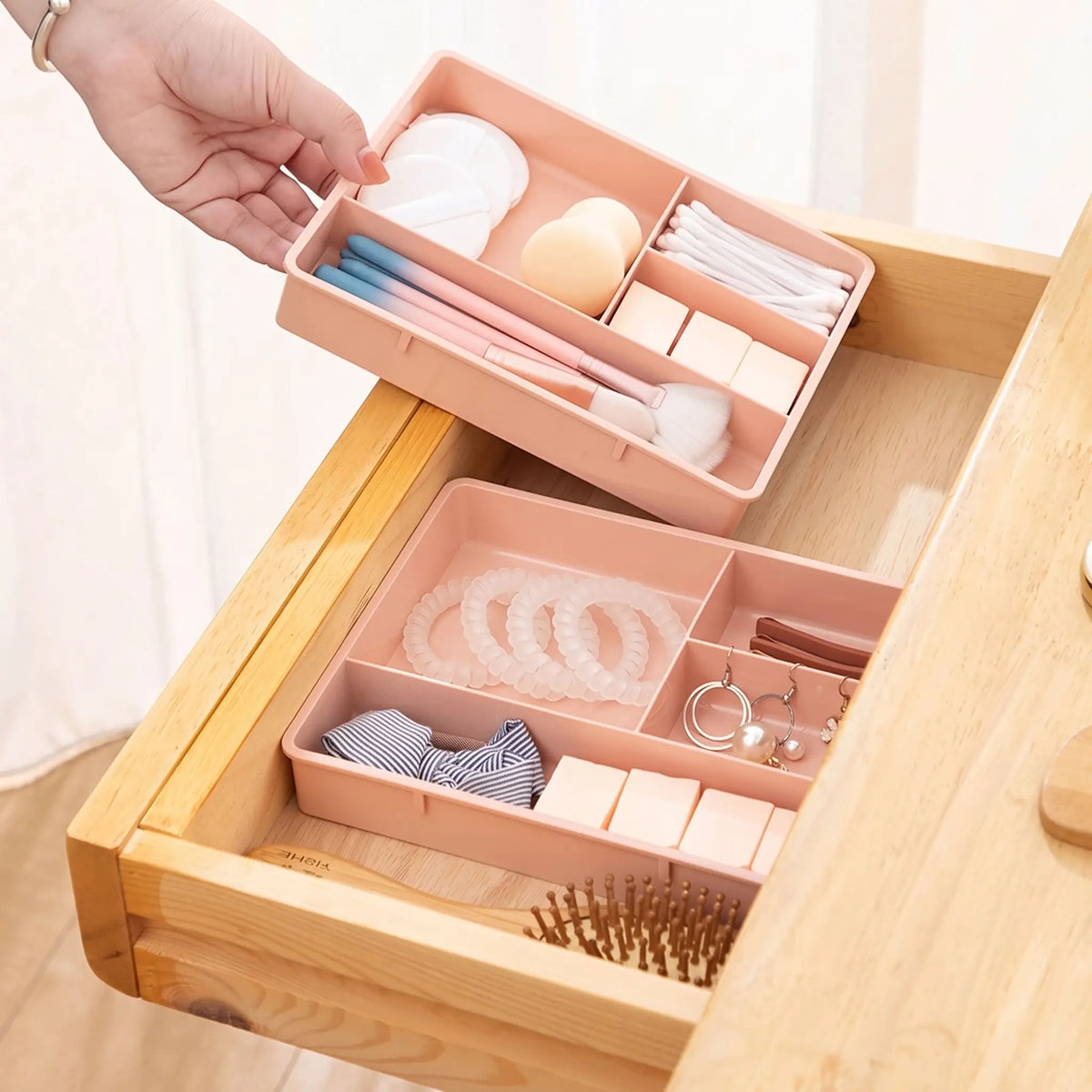 rangement maquillage tiroir rose plastique avec produit cosmétique