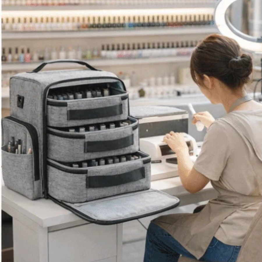sac de rangement vernis avec femme manucuriste