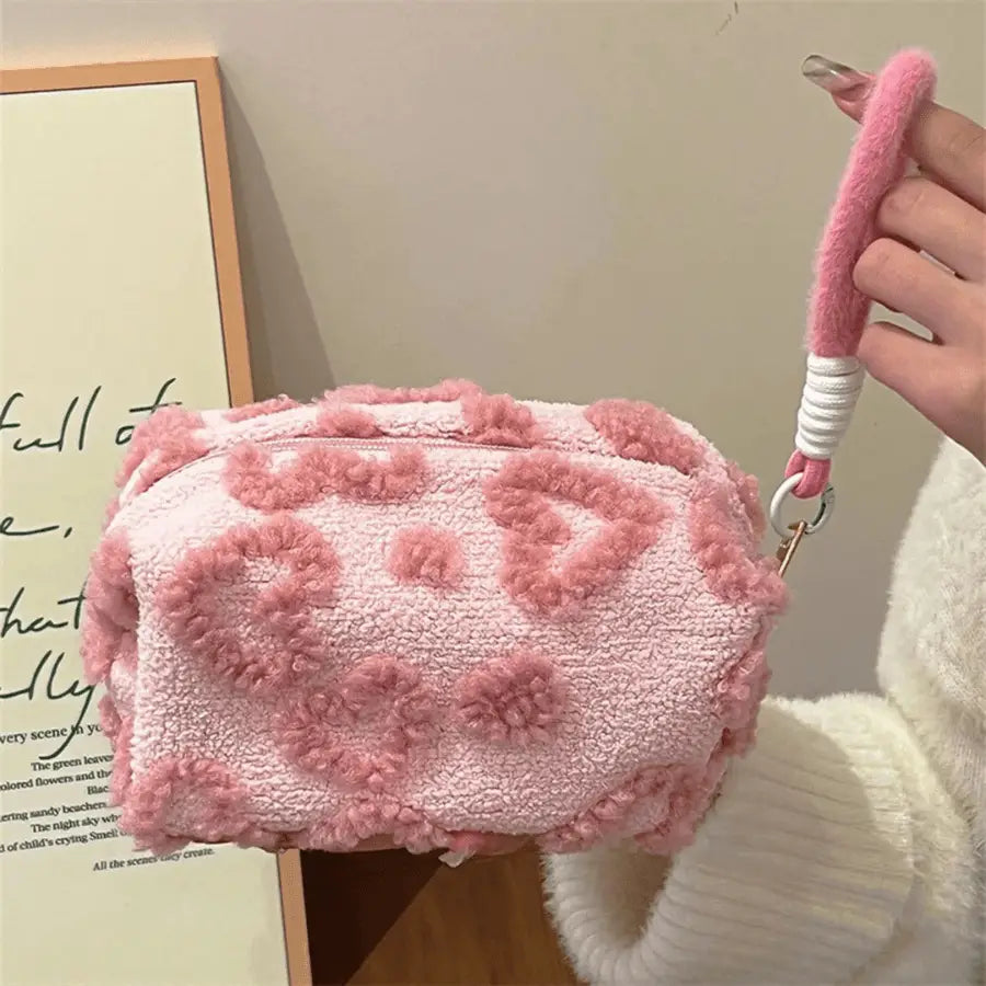 trousse à maquillage rose avec des coeurs en peluche
