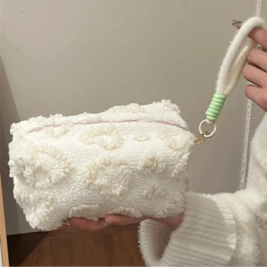 trousse à maquillage blanche en peluche avec coeur