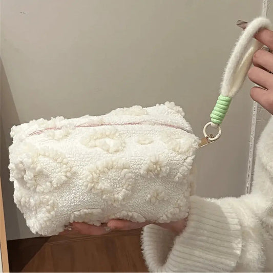 trousse à maquillage blanche en peluche avec coeur