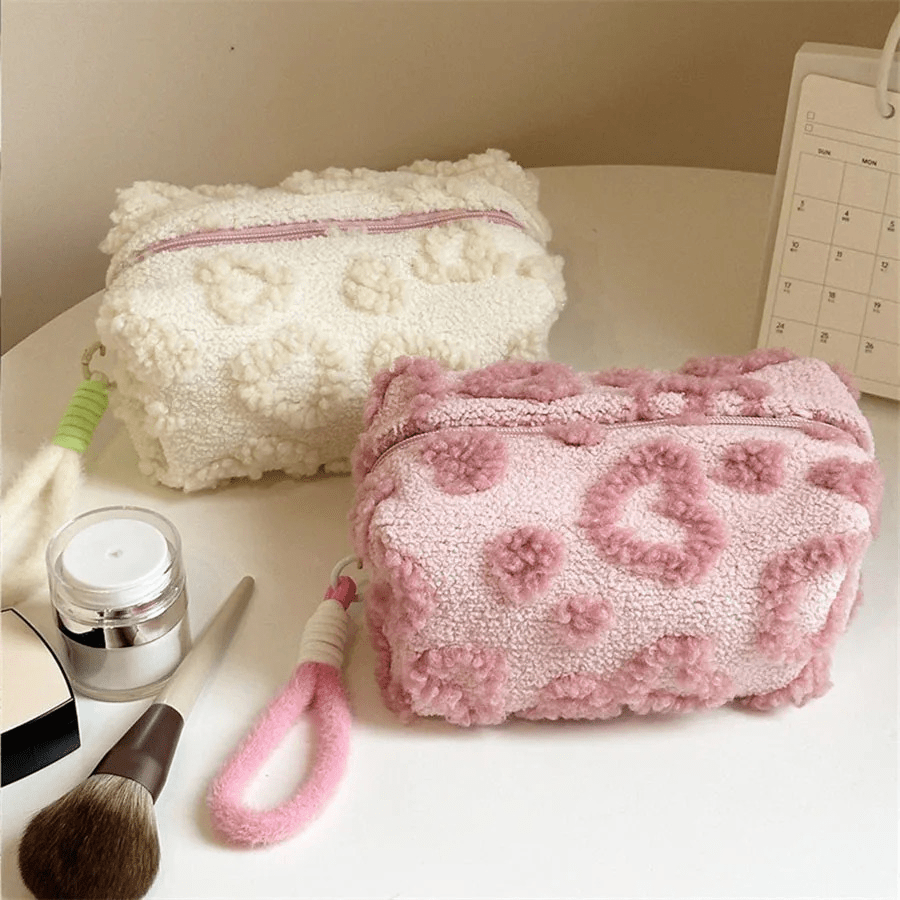 trousse-à maquillage mignonne en peluche sur bureau