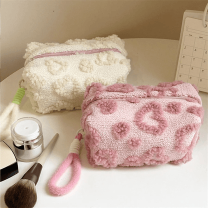 trousse-à maquillage mignonne en peluche sur bureau