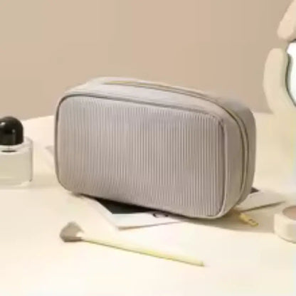 trousse à maquillage gris velours cetelé