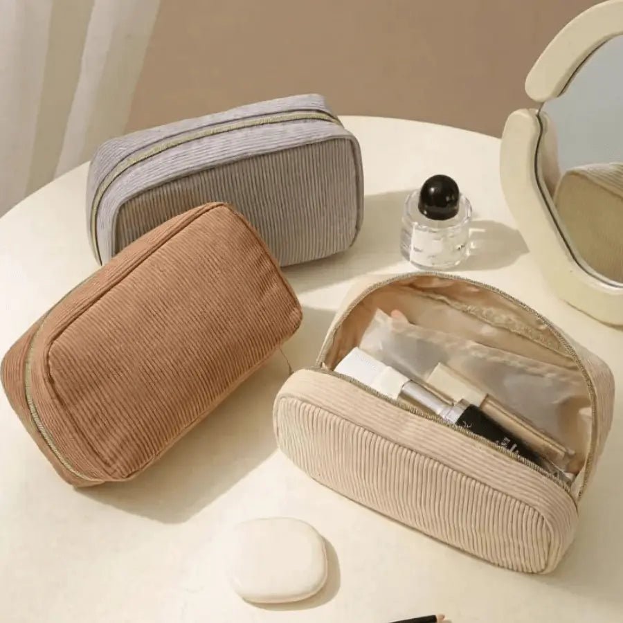 trois trousse à maquillage marron beige et gris
