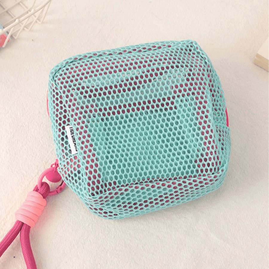Trousse a maquillage verte en maille 