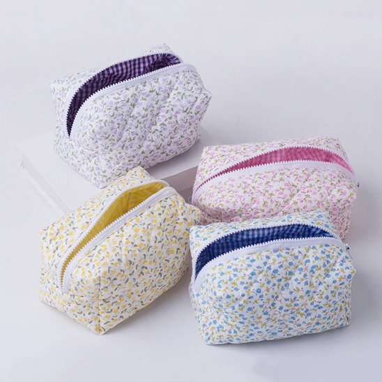 Trousse à maquillage avec plusieurs couleurs assorties fleuries