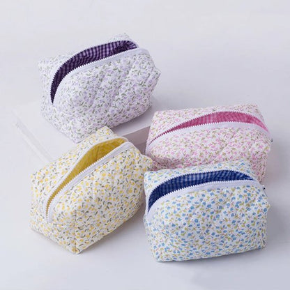 Trousse à maquillage avec plusieurs couleurs assorties fleuries