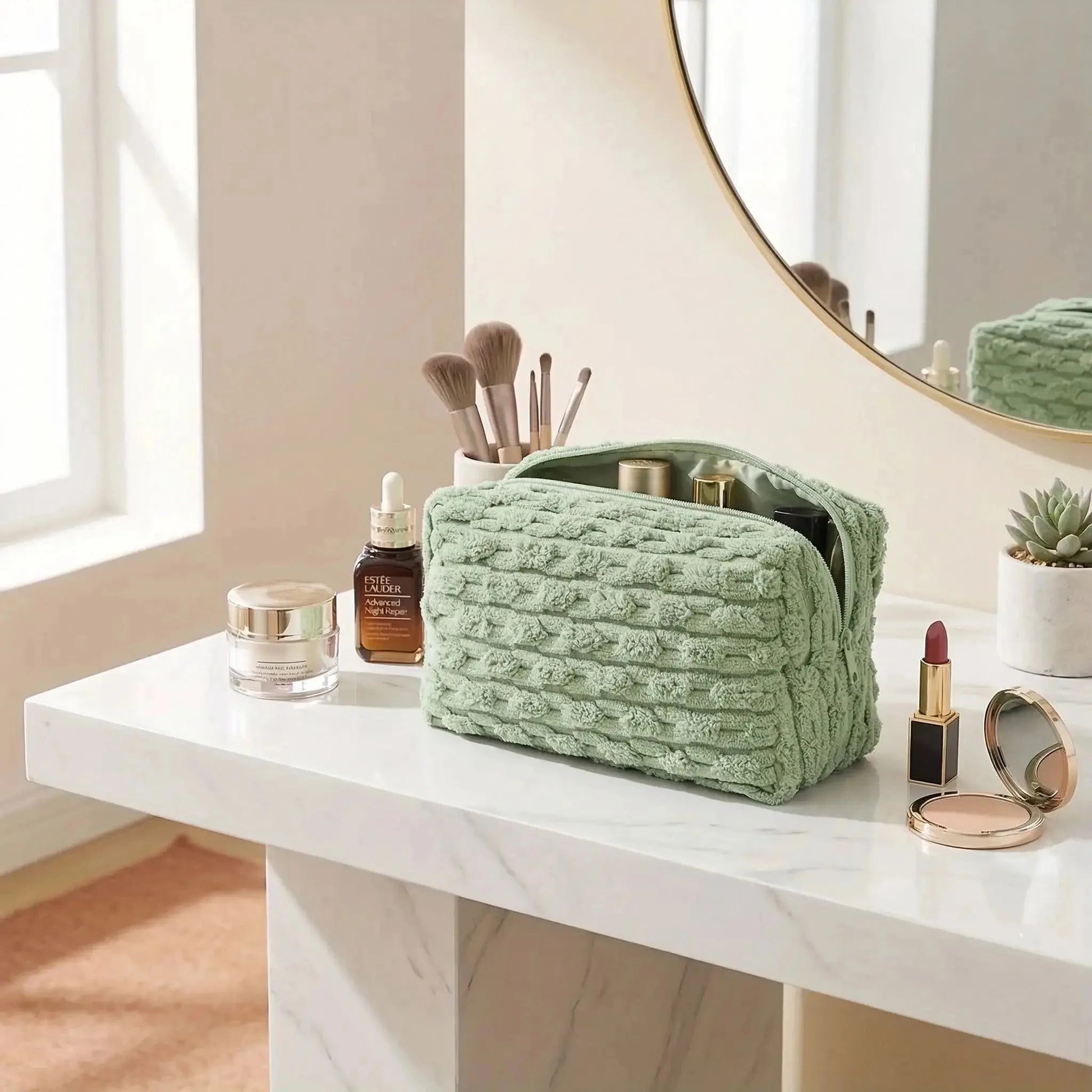trousse de maquillage en peluche verte table