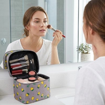 Trousse de maquillage femme qui fait maquillage