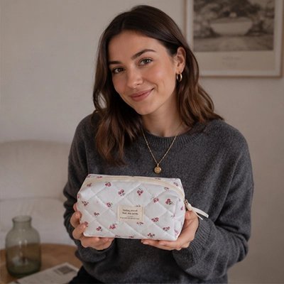 Trousse de maquillage femme tiens dans la main