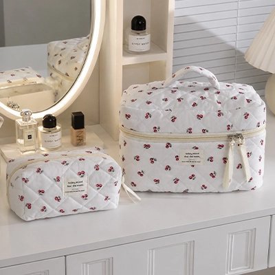 Trousse de maquillage sur une coiffeuse de femme