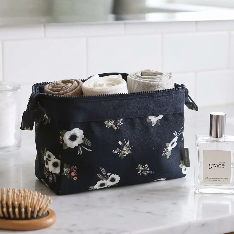 trousse de maquillage voyage noir avec petite fleur blanche
