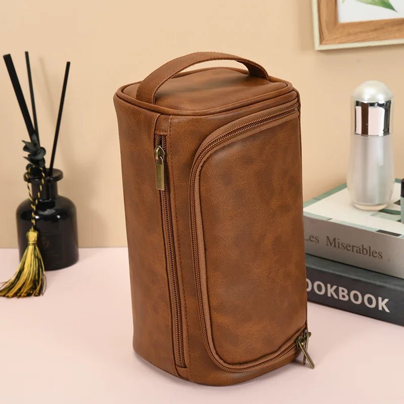Trousse de toilette marron en cuir debout 