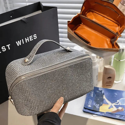 Trousse de toilette de luxe femme gris élégante sophistiqué