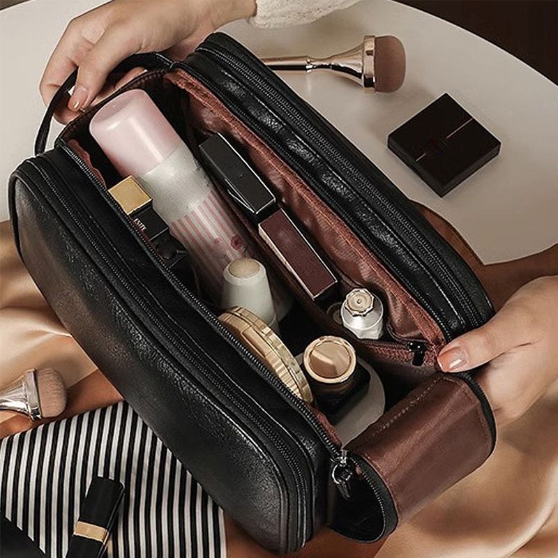 Trousse de toilette femme noir Cuir ouverture sur dessus - La trousse Beauté