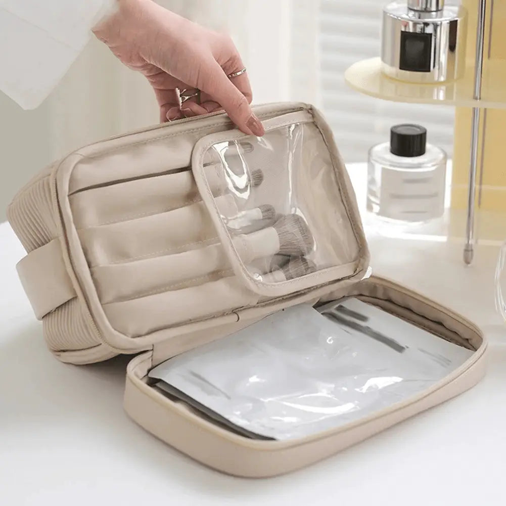Trousse de toilette femme avec un rangement pinceaux maquillage dessous