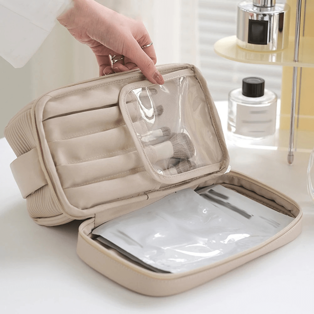 Trousse de toilette femme avec un rangement pinceaux maquillage dessous