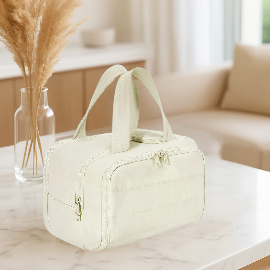 Trousse de toilette femme voyage blanc crème sur une table