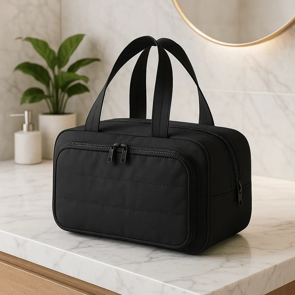 Trousse de toilette femme voyage noir sur comptoir de vanité