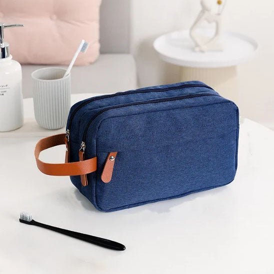 Trousse de toilette bleu avec poignée cuir marron sur côté