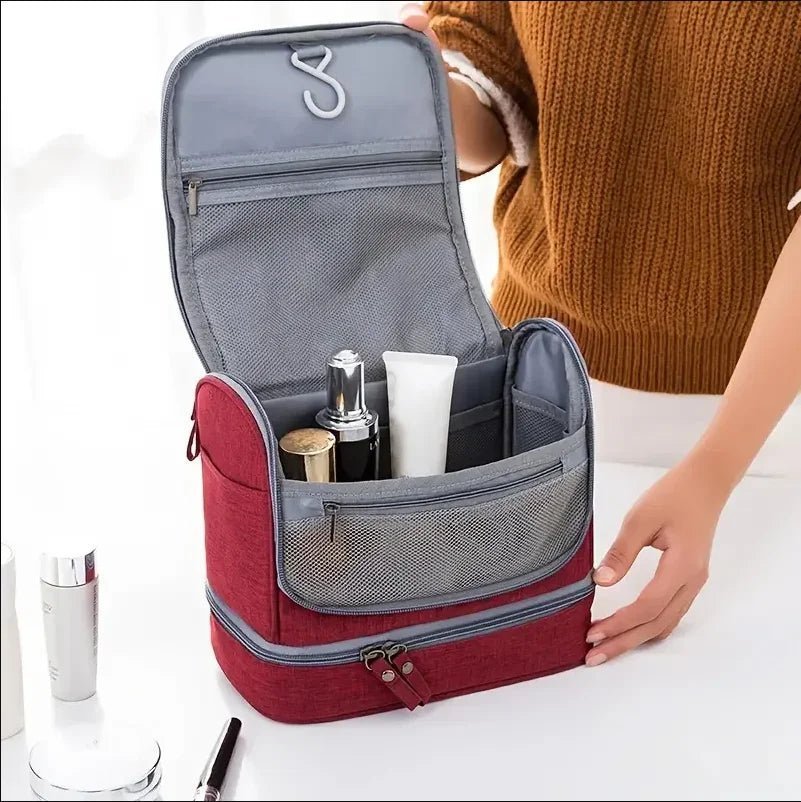 Trousse de Toilette rouge ouverte sur une table  - La trousse Beauté