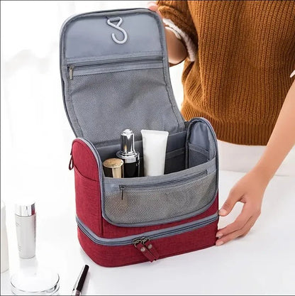 Trousse de Toilette rouge ouverte sur une table  - La trousse Beauté