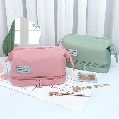 Trousse de toilette voyage rose et vert sur table