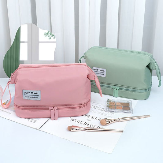 Trousse de toilette voyage rose et vert sur table