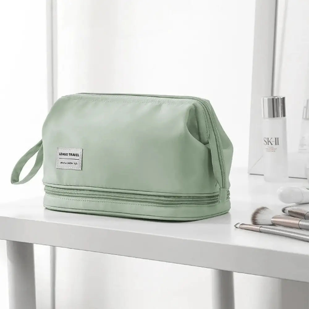 Trousse de toilette voyage  verte sur une table style Tendance - La trousse Beauté