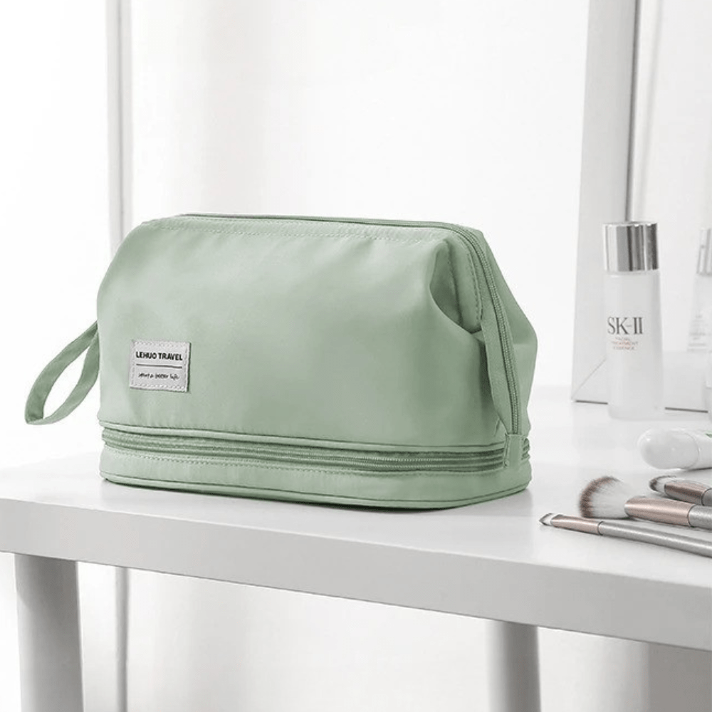 Trousse de toilette voyage  verte sur une table style Tendance - La trousse Beauté
