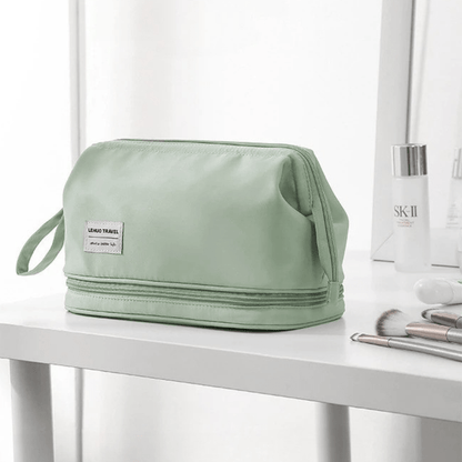 Trousse de toilette voyage  verte sur une table style Tendance - La trousse Beauté