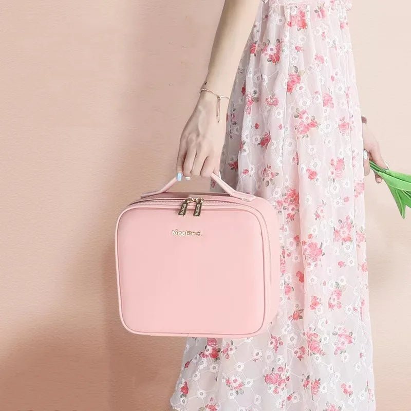 Trousse Maquillage rose dans la main femme  Lumière led   La trousse Beauté