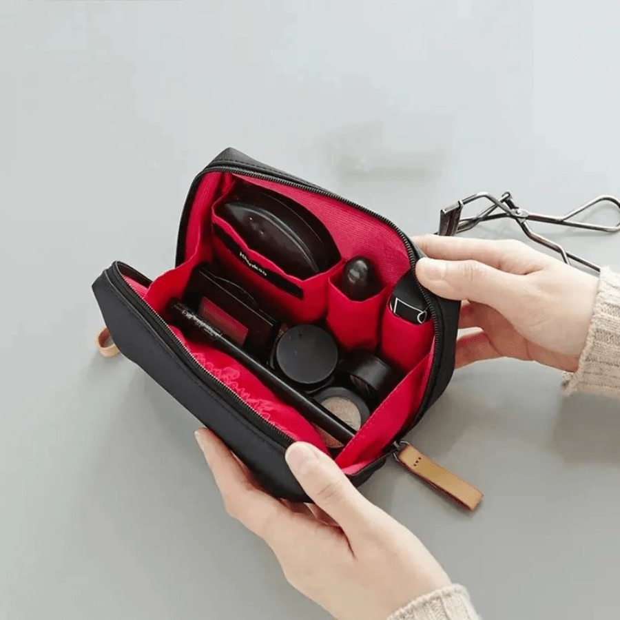 Trousse maquillage noir et rouge intérieur