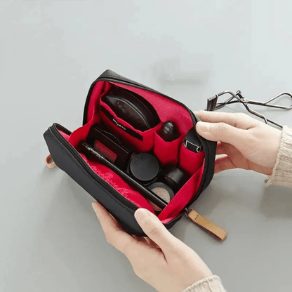 Trousse maquillage noir et rouge intérieur