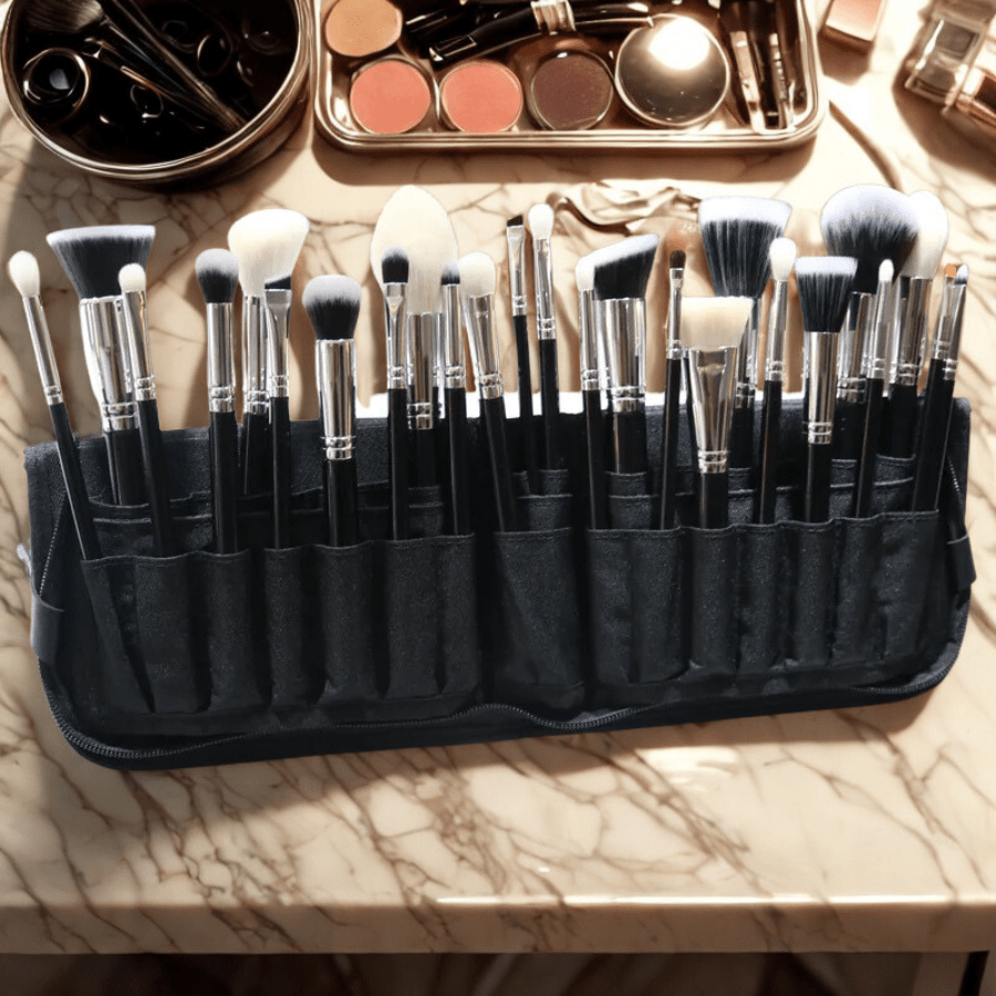 trousse pinceaux maquillage sur table replié