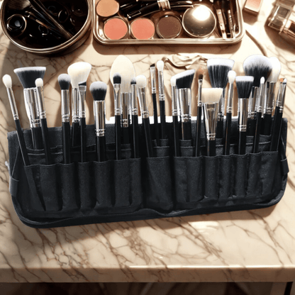 trousse pinceaux maquillage sur table replié