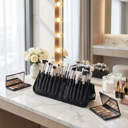 trousse pinceaux maquillage sur coiffeuse