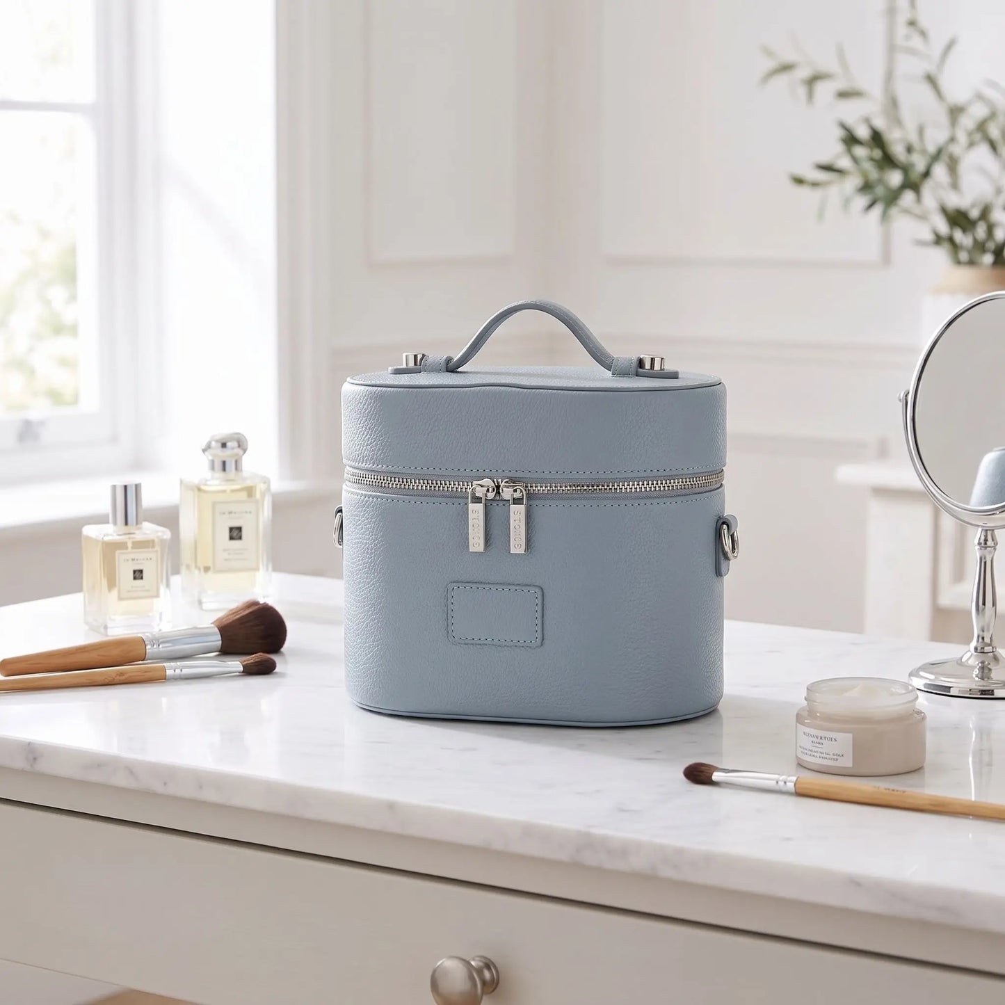 vanity case cuir bleu sur un bureau cosmétique