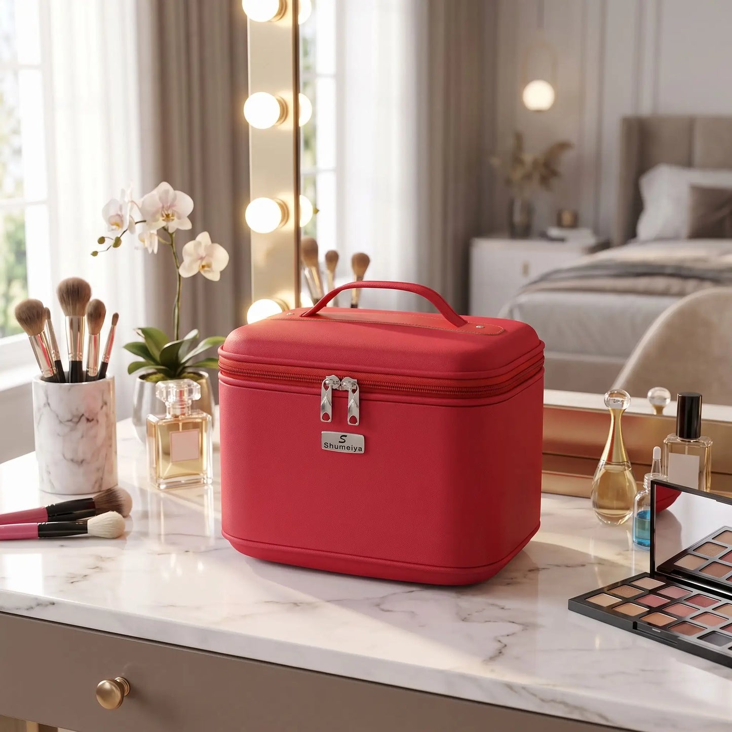 vanity case rouge rigide sur bureau cosmétique